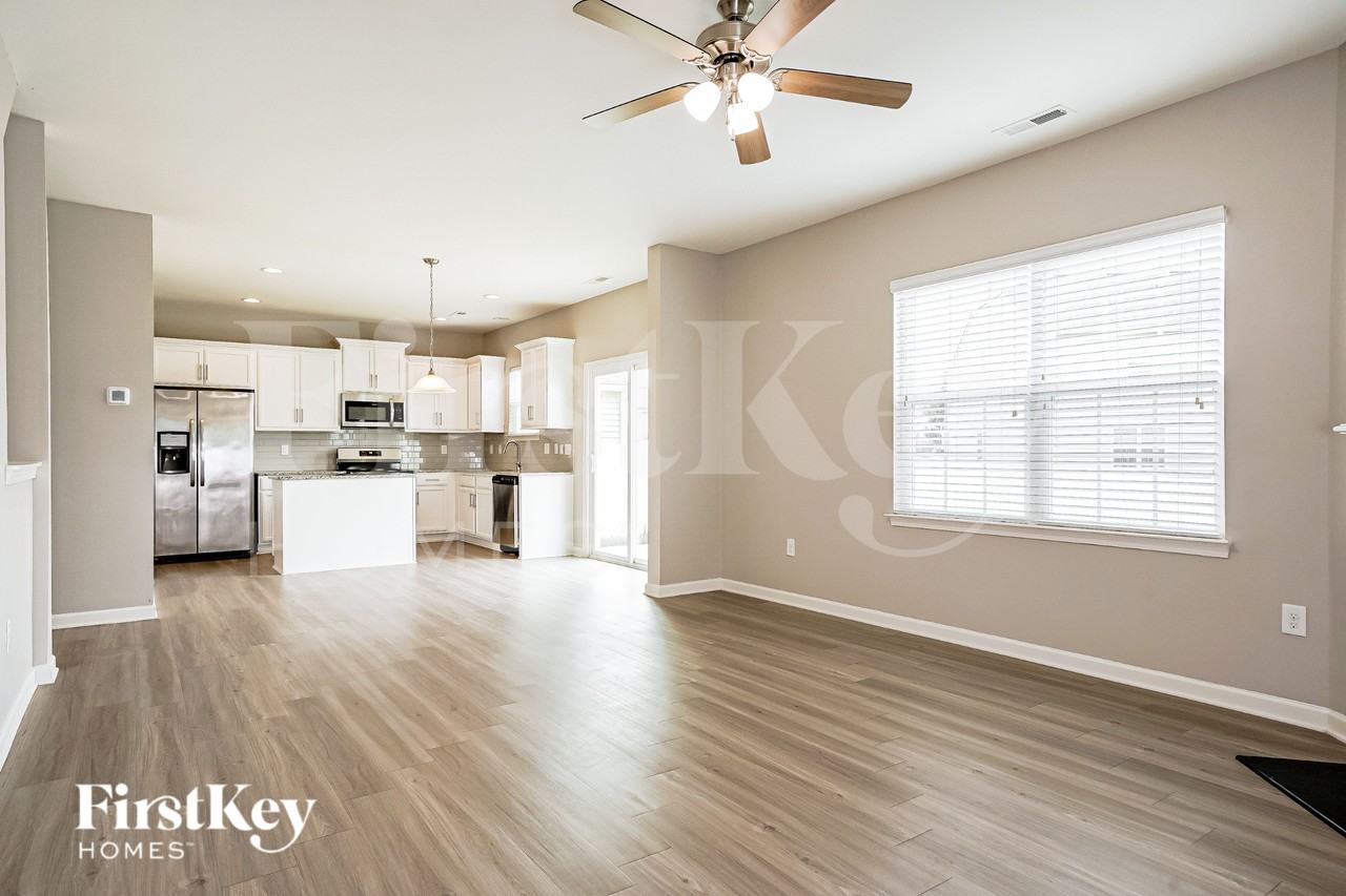 100 N Great White Way - Photo 2 of 19
