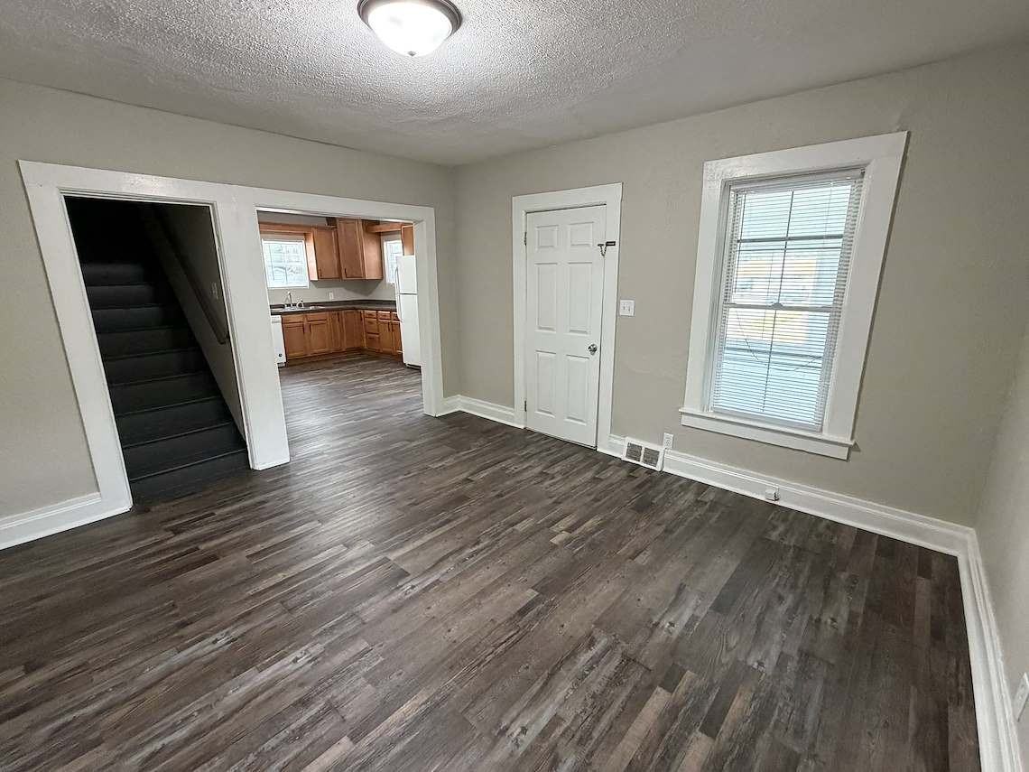 302 Glen St #1 - Photo 4 of 13