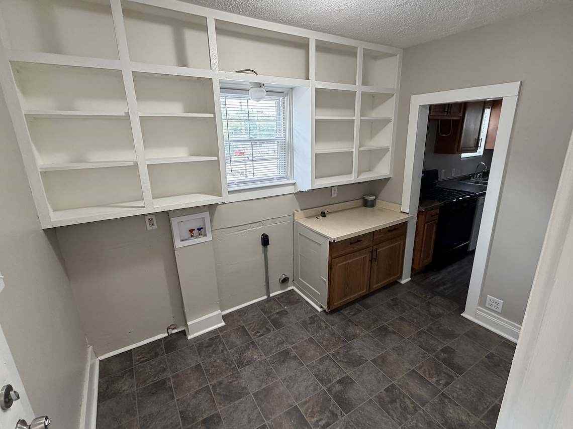 302 Glen St #1 - Photo 6 of 13