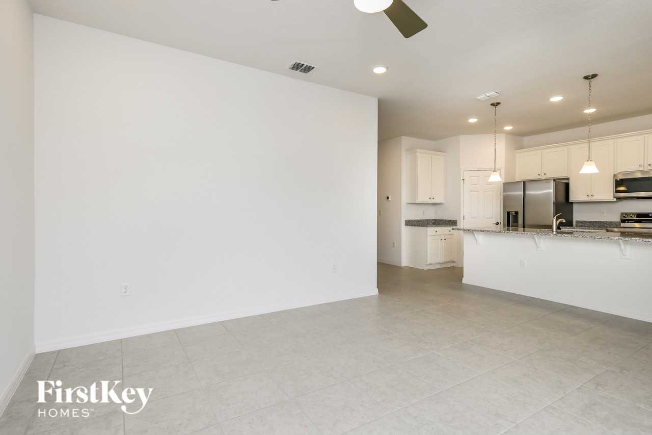 1585 Isleta Loop - Photo 5 of 16