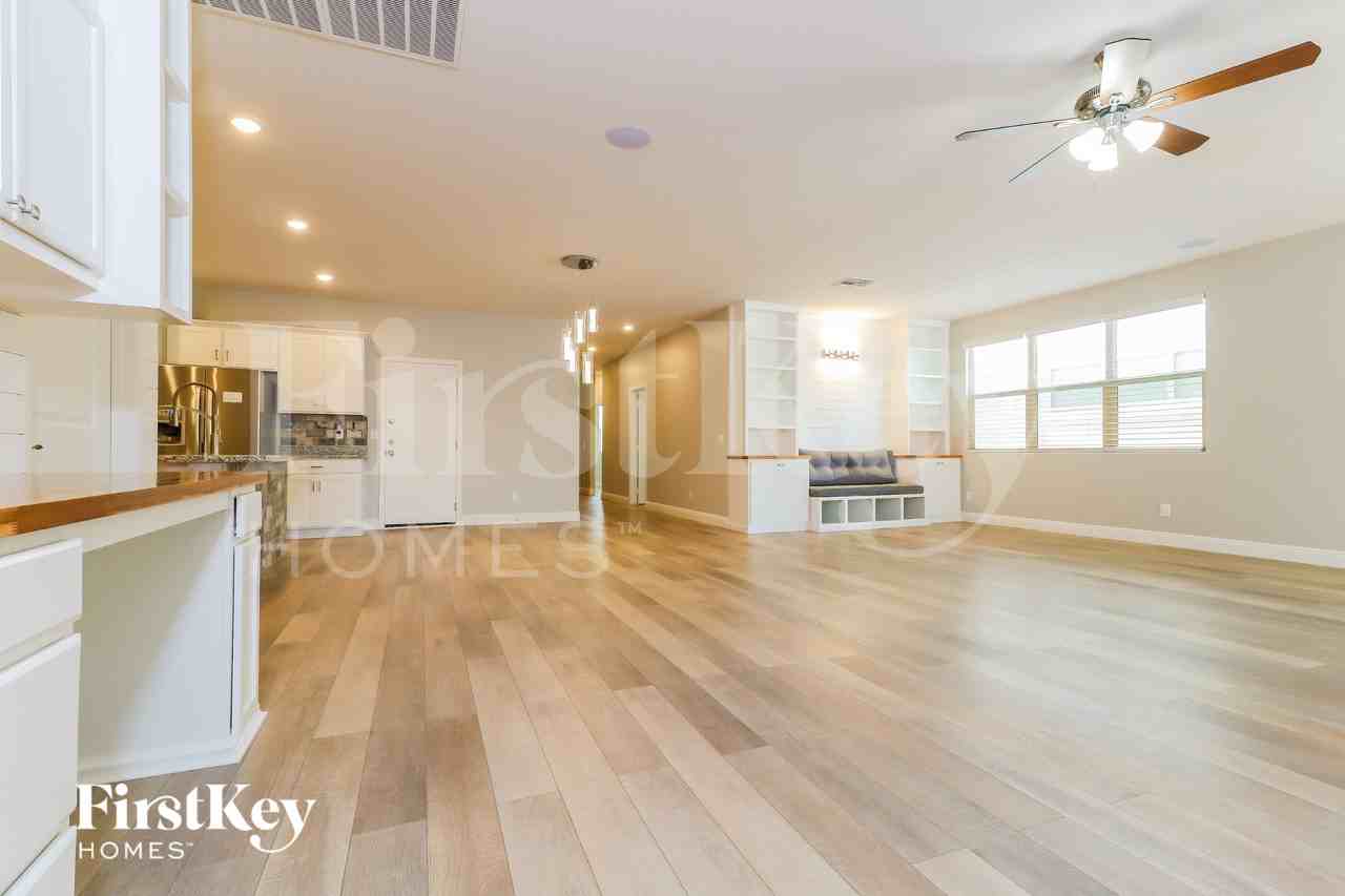 8920 W Jefferson St - Photo 5 of 15