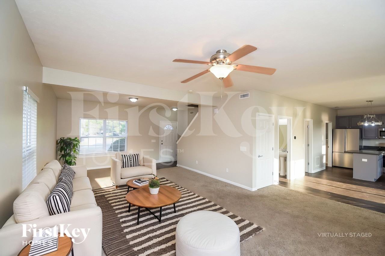 8728 N Springview Dr - Photo 3 of 19