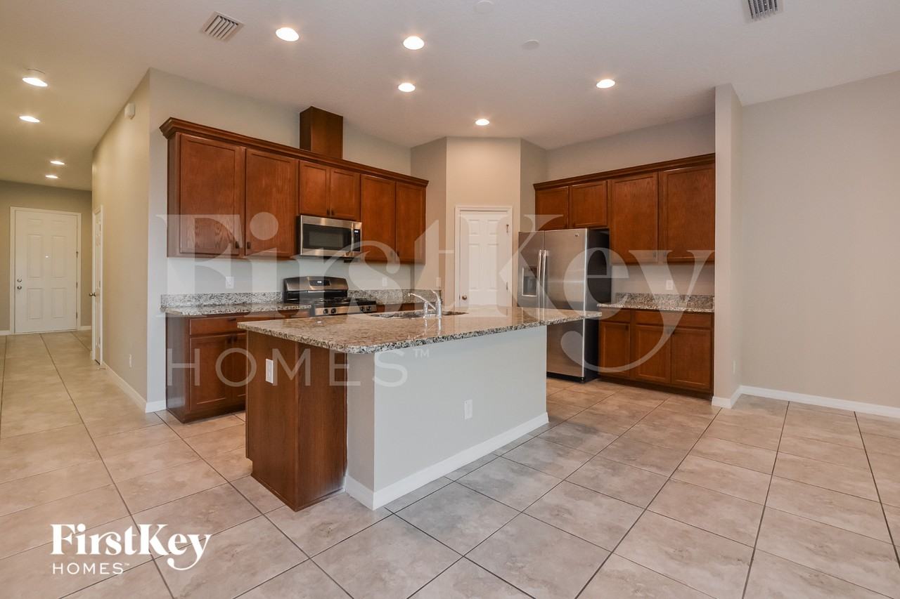 824 Grand Hilltop Dr - Photo 5 of 15