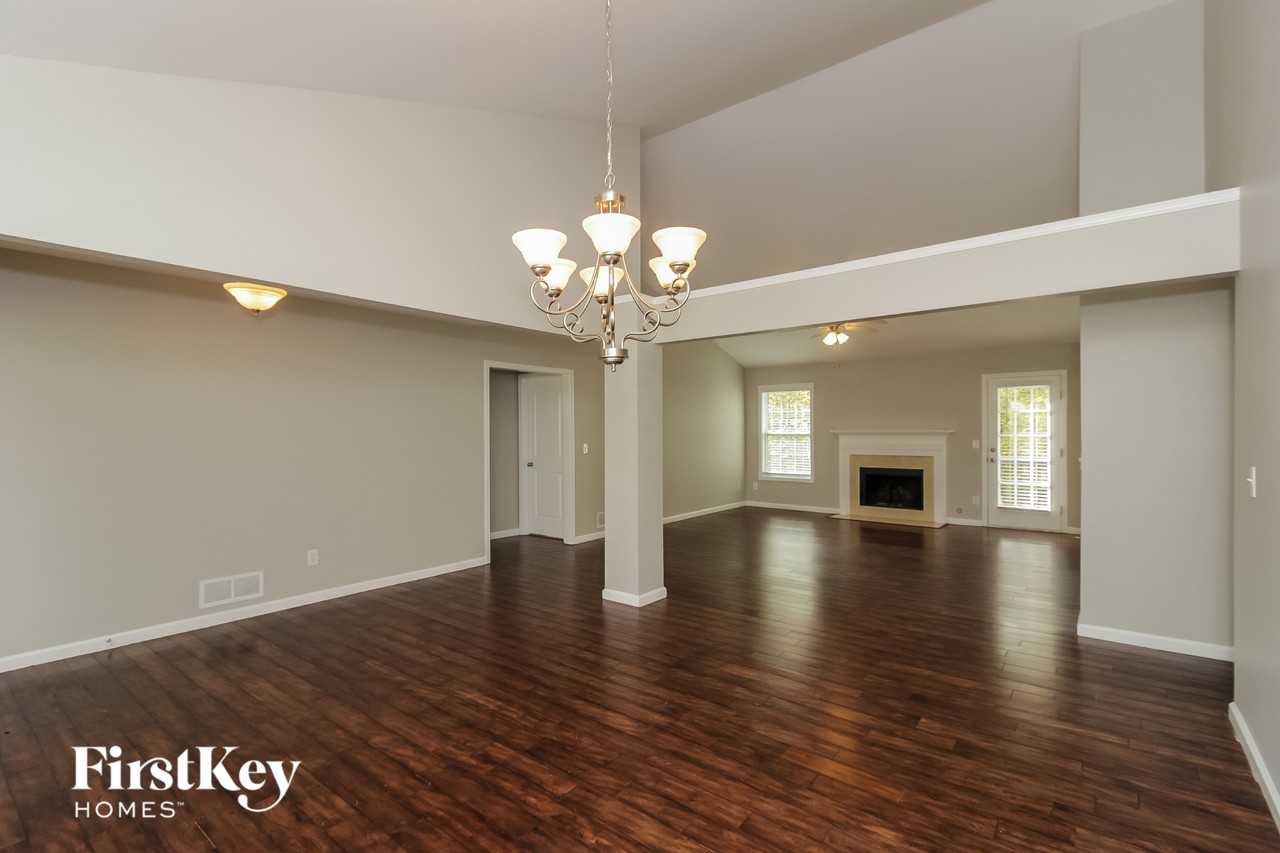 88 Wyndham Walk - Photo 3 of 15
