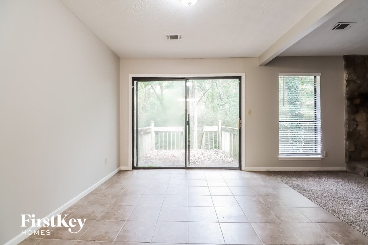 3226 Deshong Dr - Photo 5 of 15