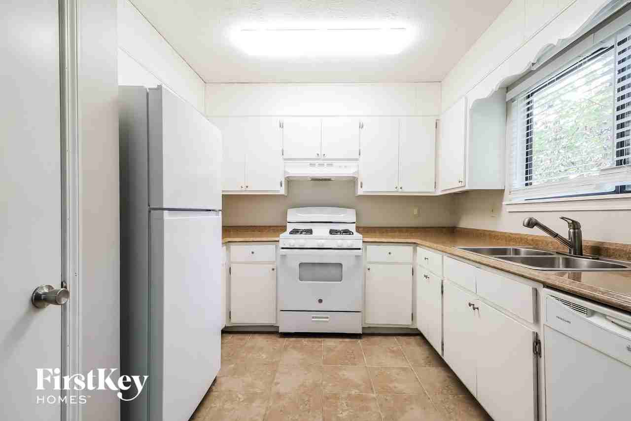 3226 Deshong Dr - Photo 7 of 15
