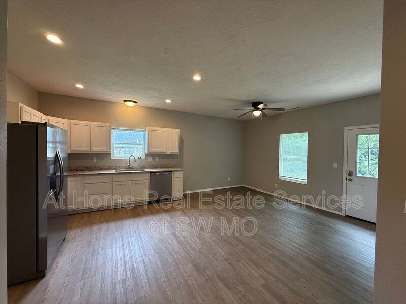 1080 S Mission Ave - Photo 2 of 12