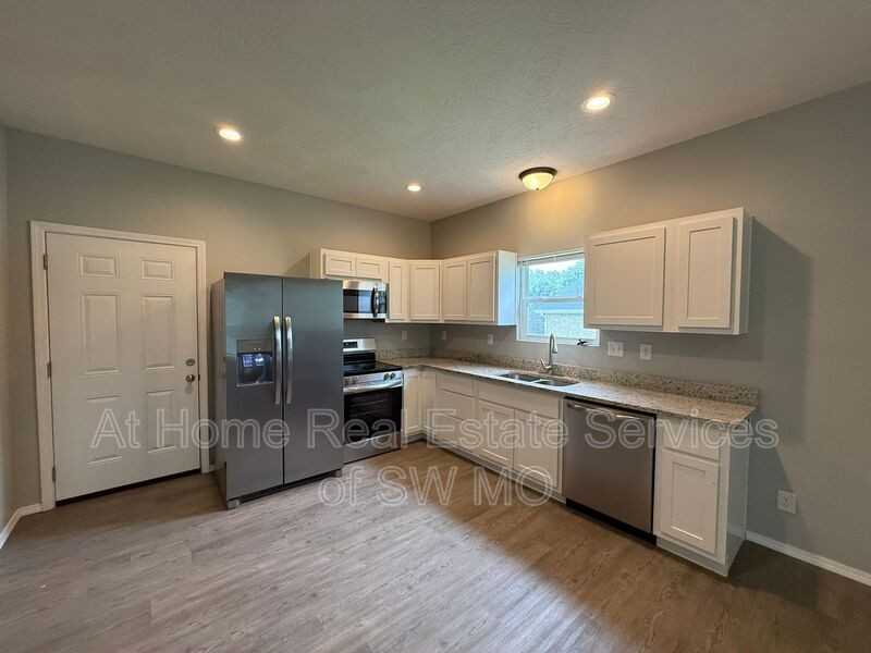 1080 S Mission Ave - Photo 3 of 12