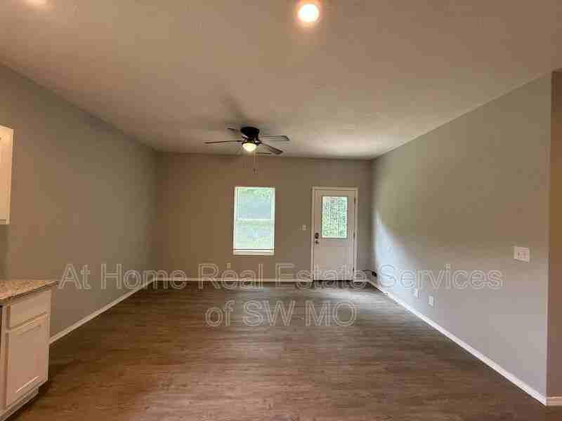 1080 S Mission Ave - Photo 4 of 12