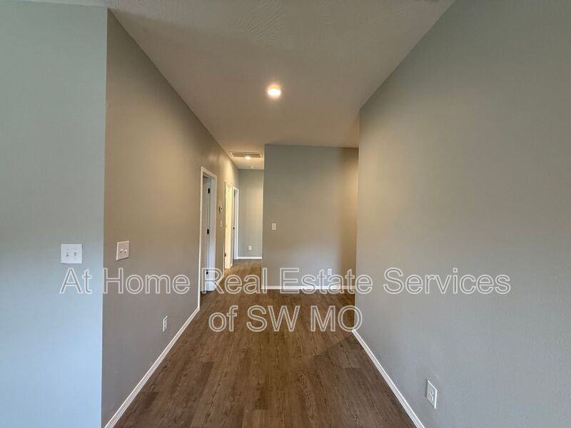 1080 S Mission Ave - Photo 5 of 12