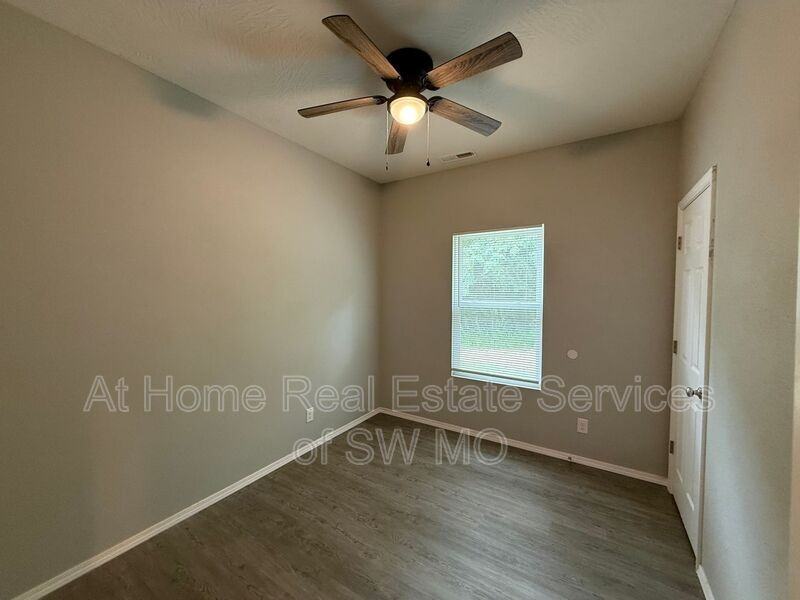 1080 S Mission Ave - Photo 6 of 12