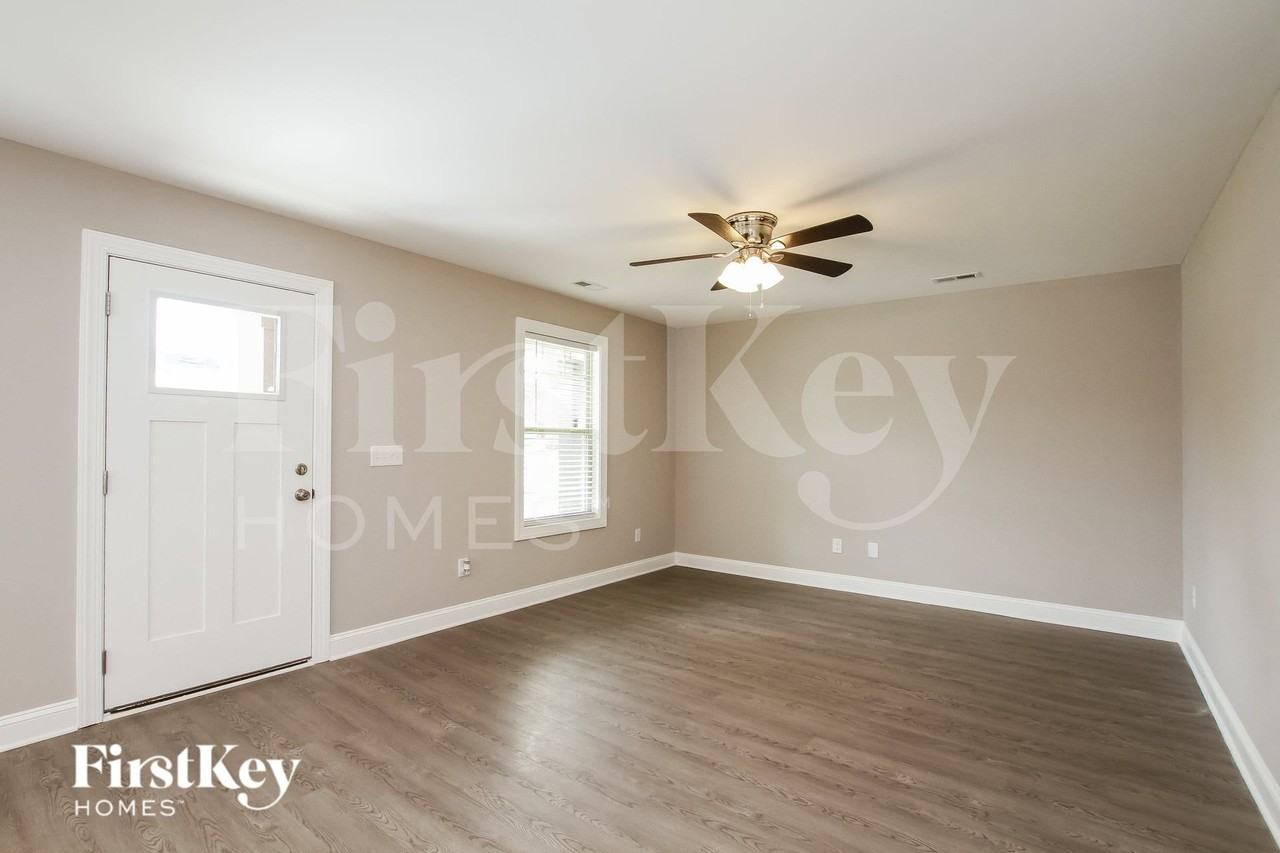 235 Front St - Photo 3 of 13