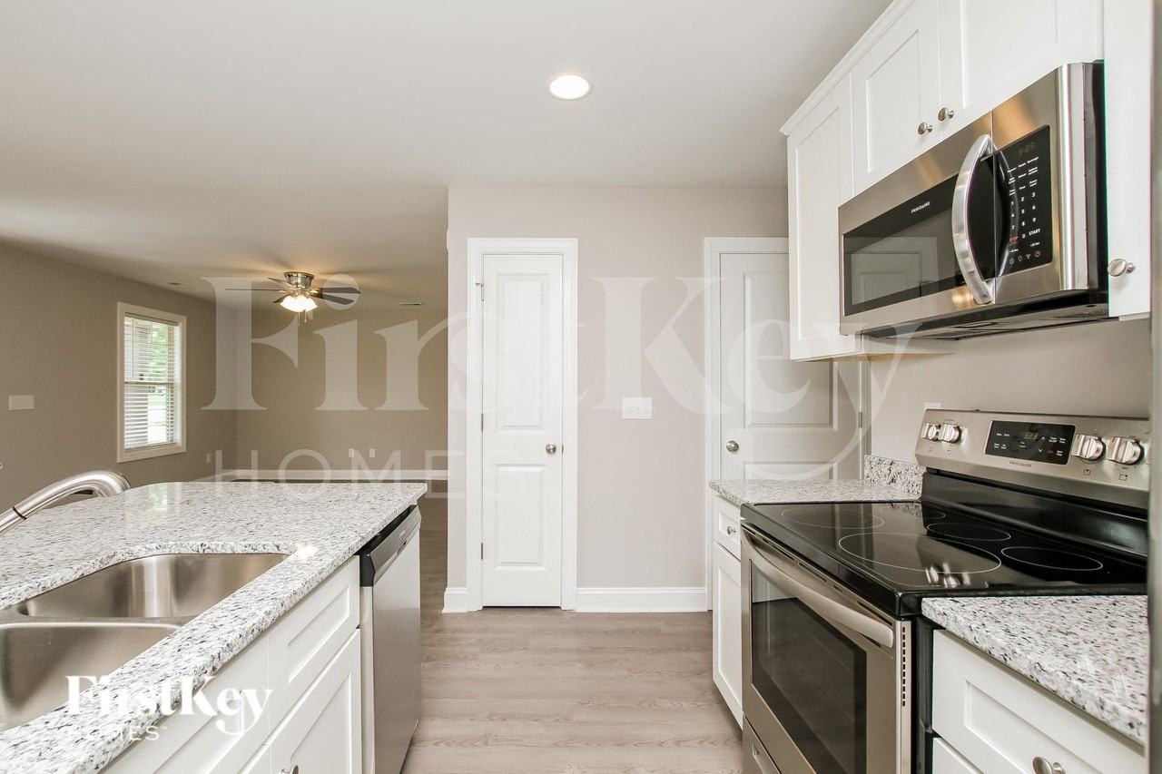 235 Front St - Photo 5 of 13