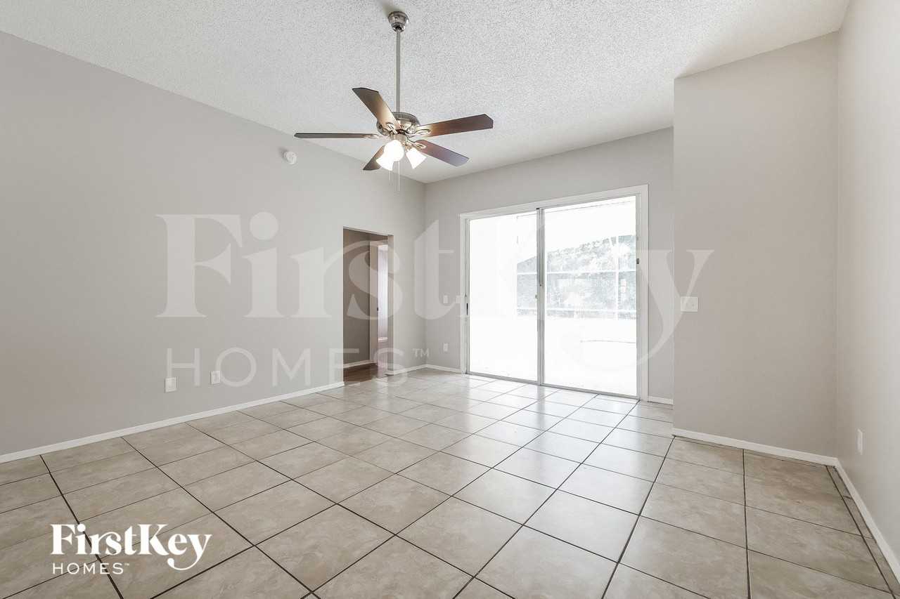2639 Chatham Cir - Photo 4 of 15