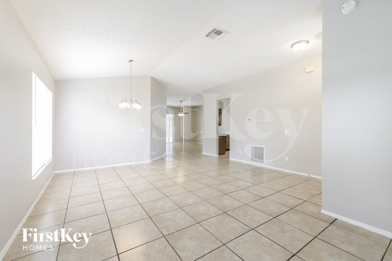 2639 Chatham Cir - Photo 5 of 15