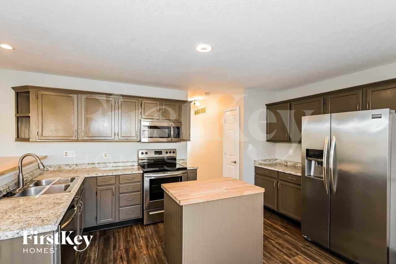4804 Oakton Way - Photo 5 of 13