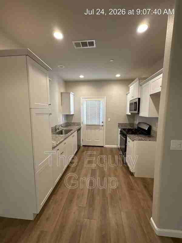505 S Summit St #103 - Photo 5 of 16