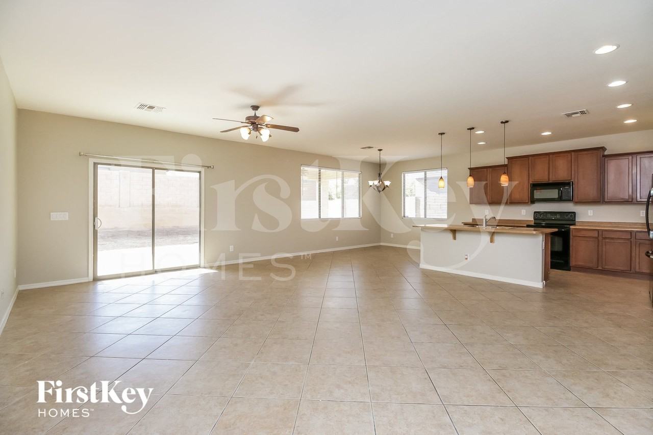 635 W Desert Hills Dr - Photo 2 of 15
