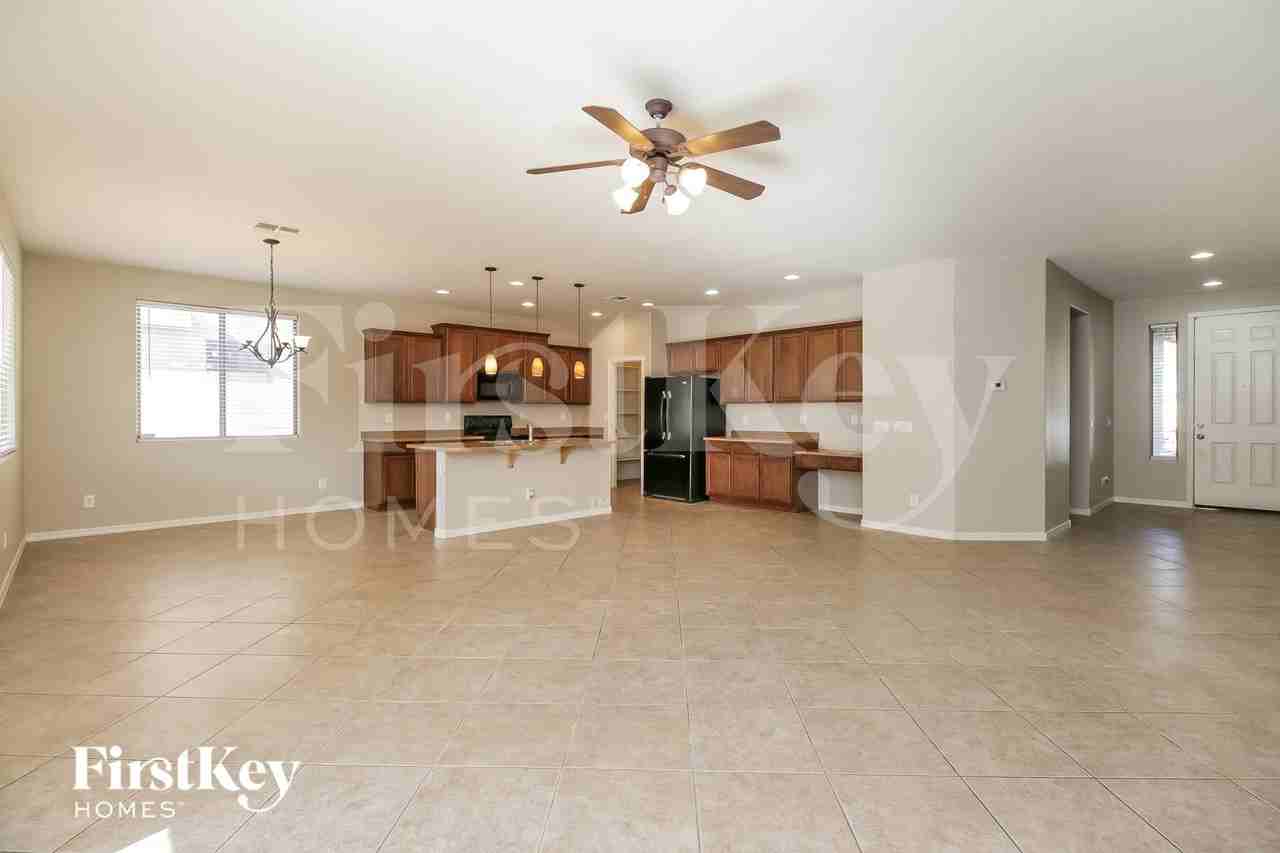 635 W Desert Hills Dr - Photo 3 of 15