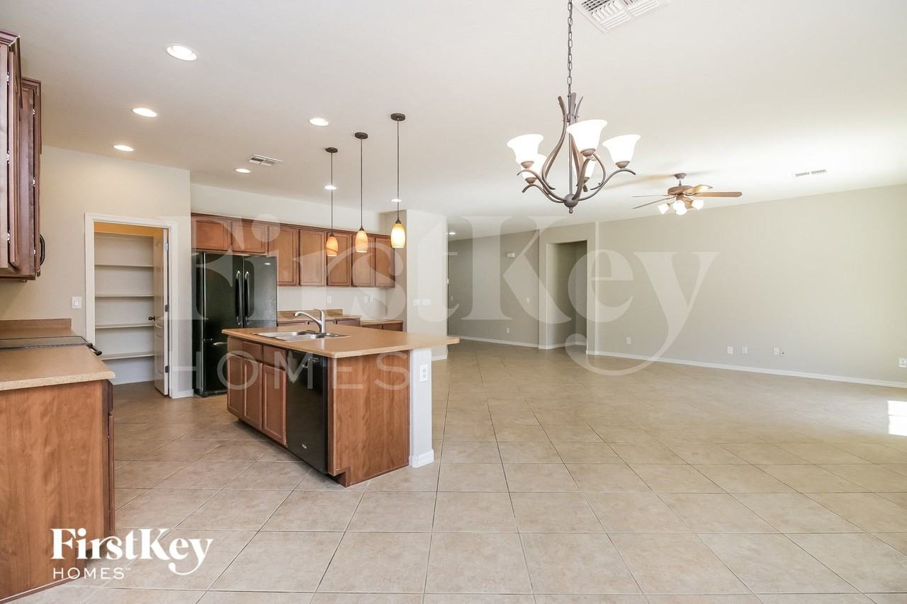635 W Desert Hills Dr - Photo 4 of 15