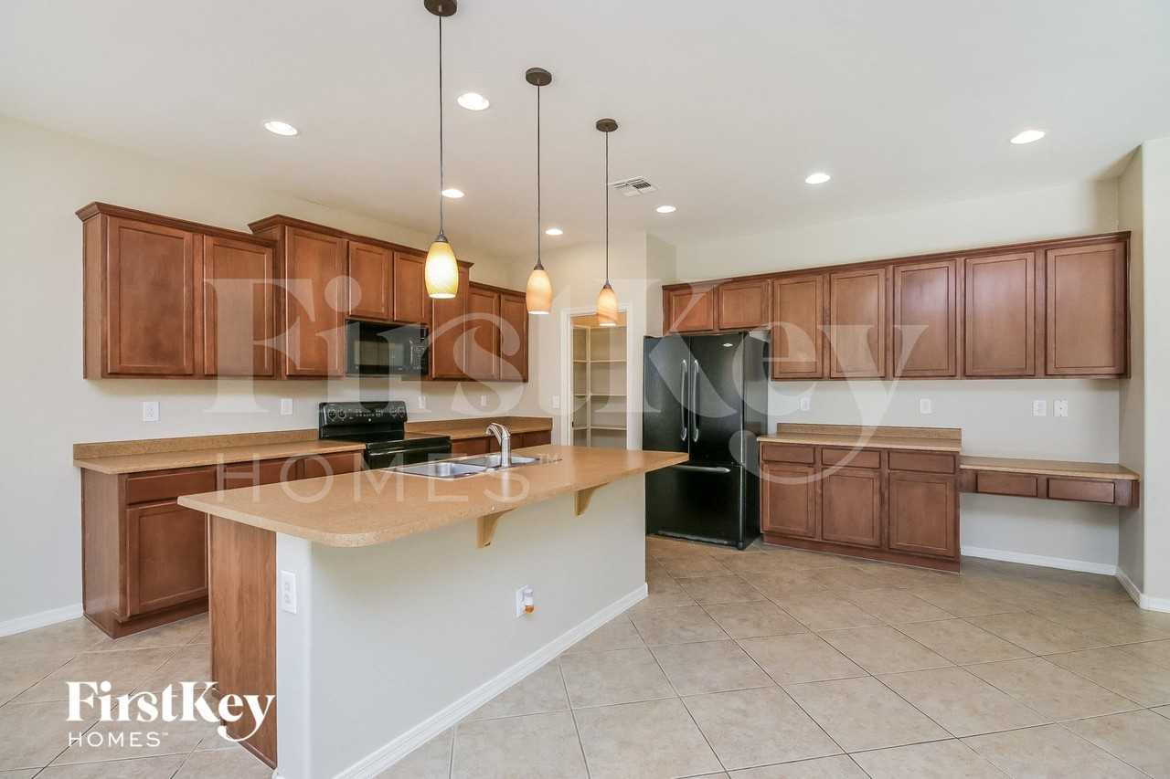 635 W Desert Hills Dr - Photo 5 of 15