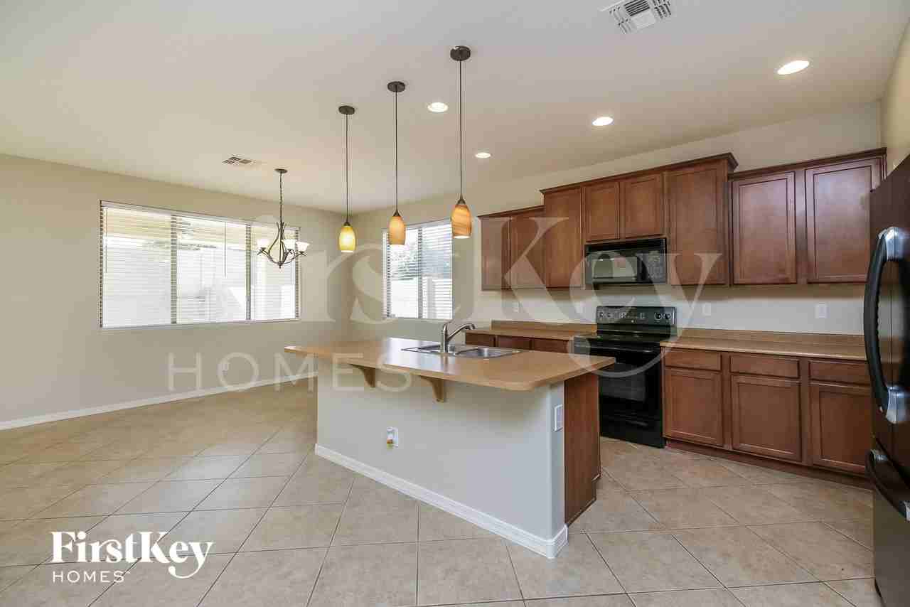 635 W Desert Hills Dr - Photo 6 of 15