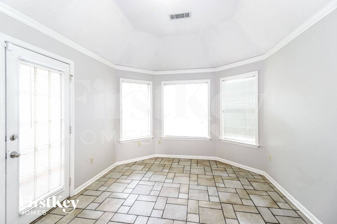 726 Silver Sands Dr - Photo 5 of 15