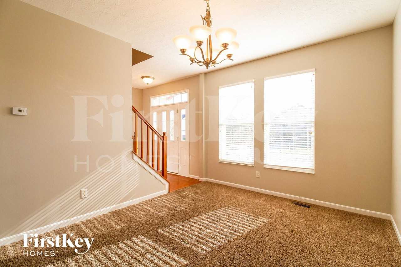 6626 Thistle Grv - Photo 4 of 15