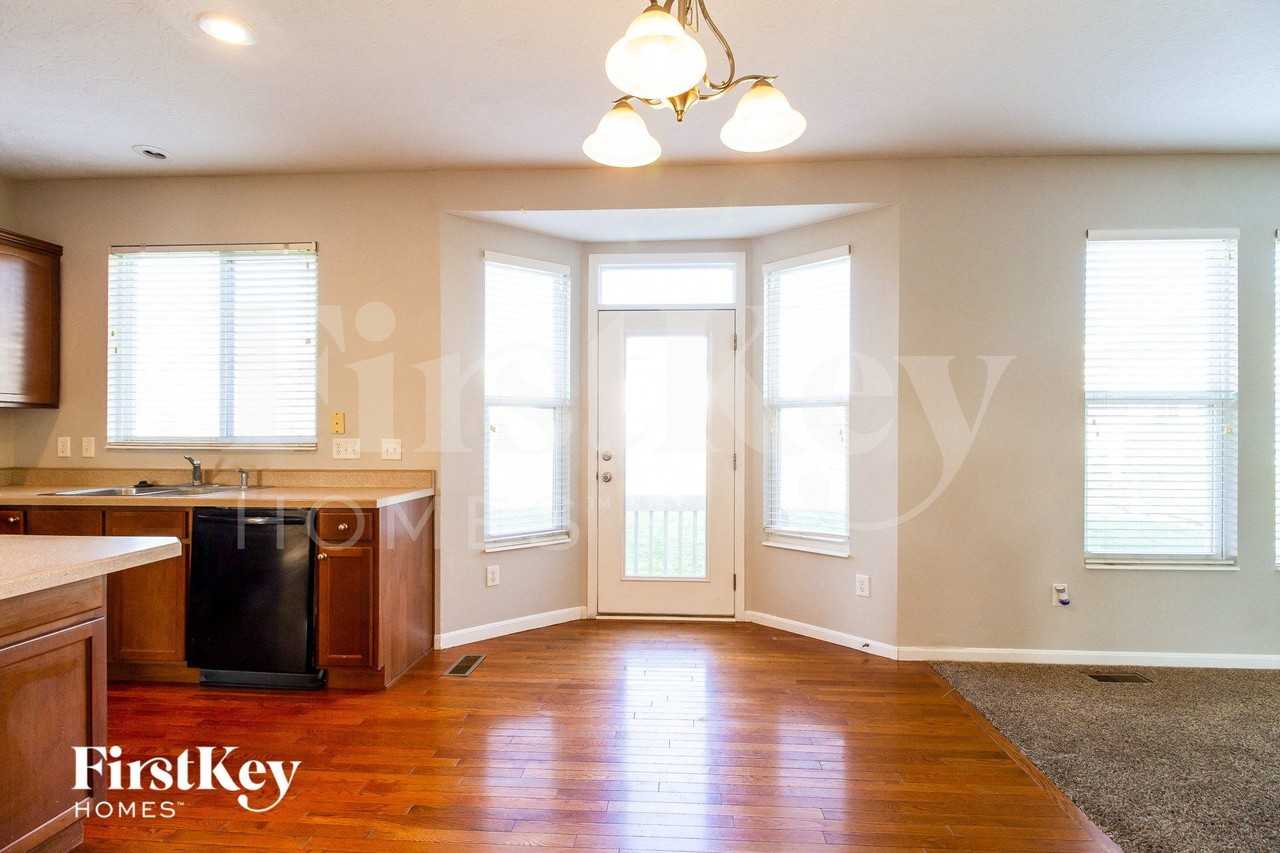6626 Thistle Grv - Photo 5 of 15