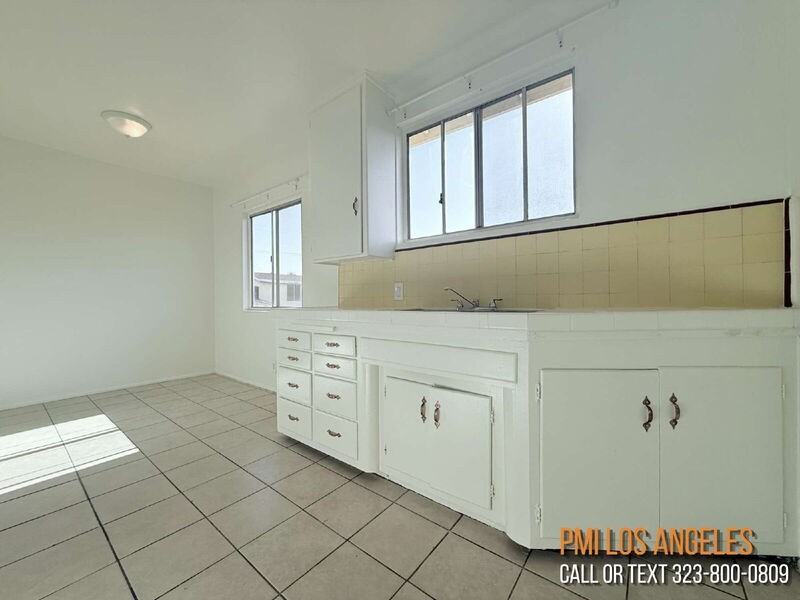 943 W 68th St #4 - Photo 7 of 29