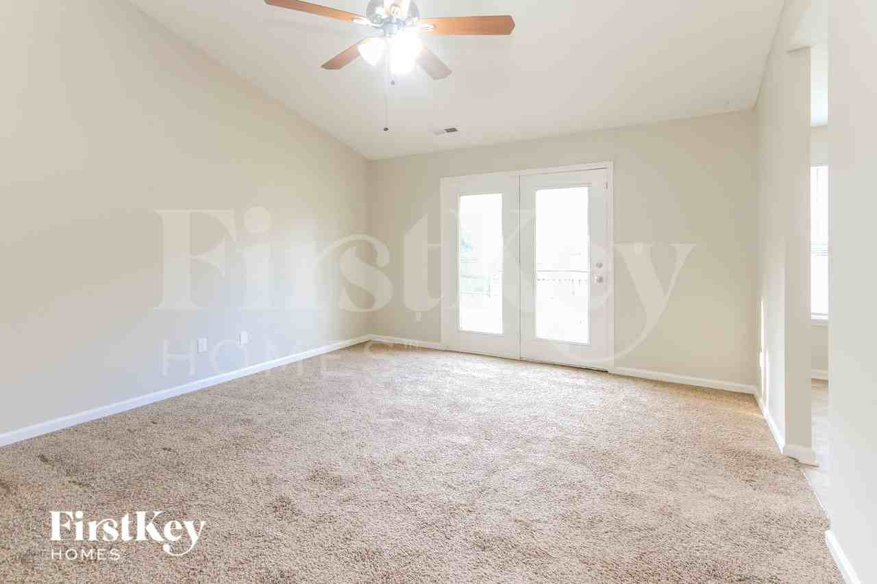 5204 Hodson Dr - Photo 3 of 19