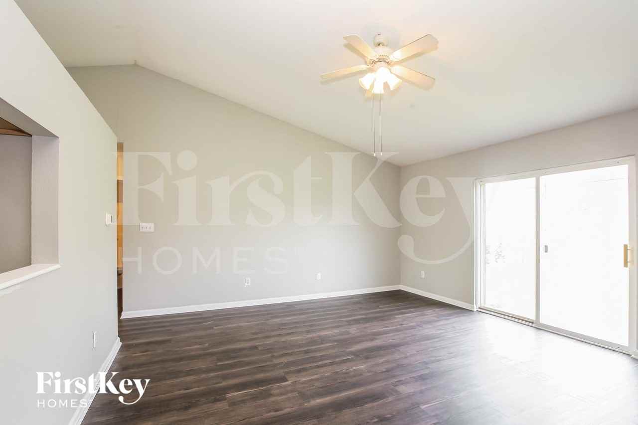 2635 Lullwater Ln - Photo 3 of 15
