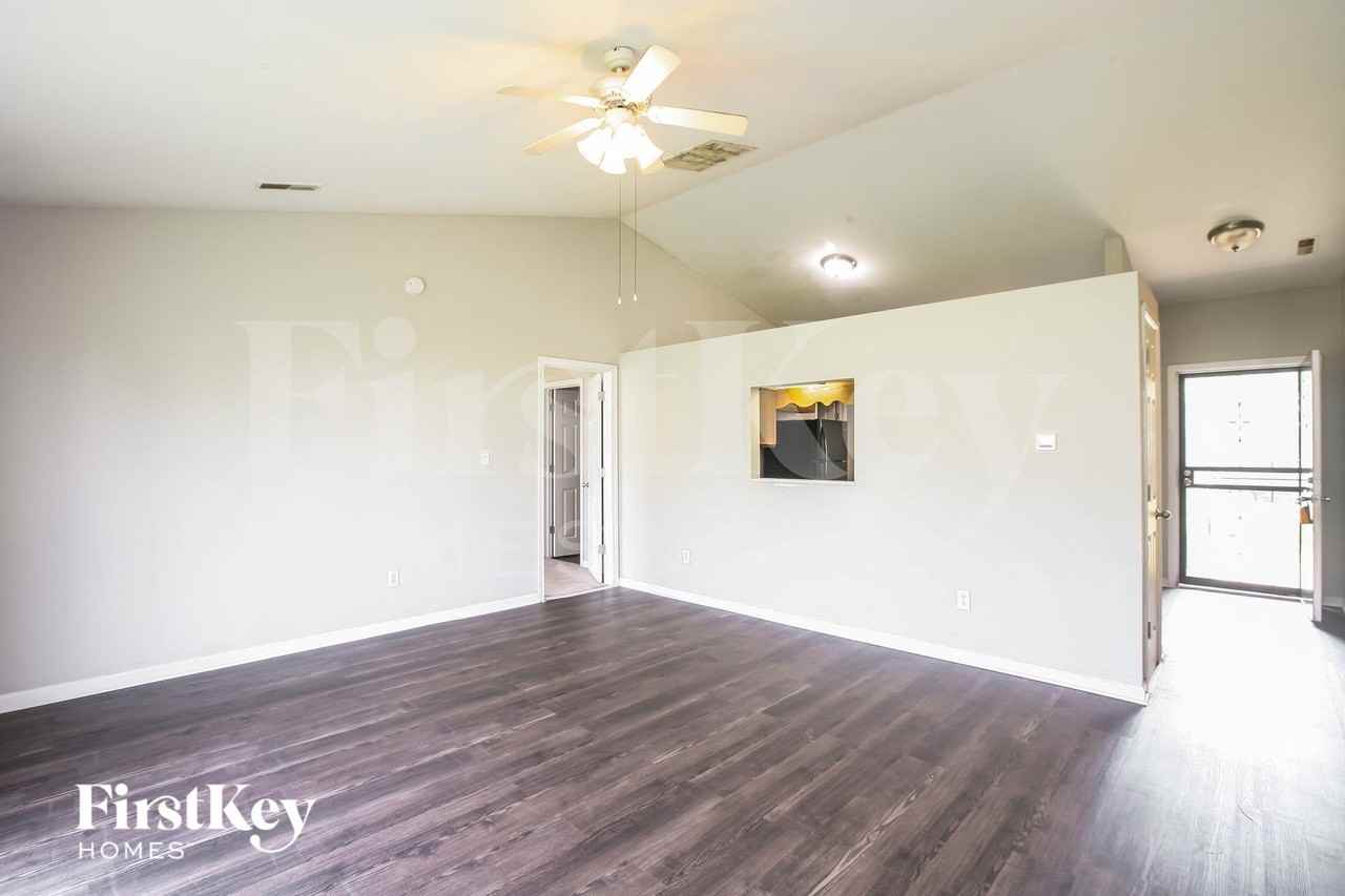 2635 Lullwater Ln - Photo 4 of 15