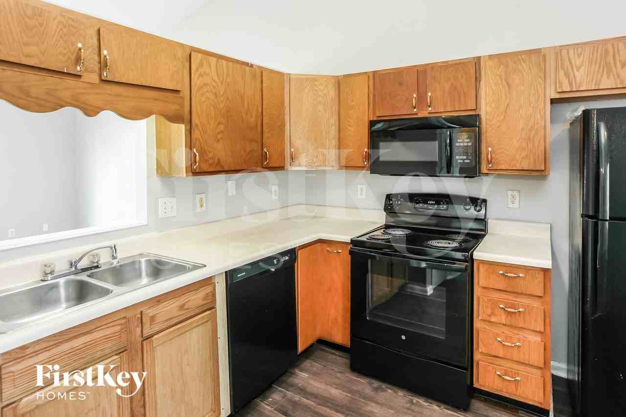2635 Lullwater Ln - Photo 5 of 15