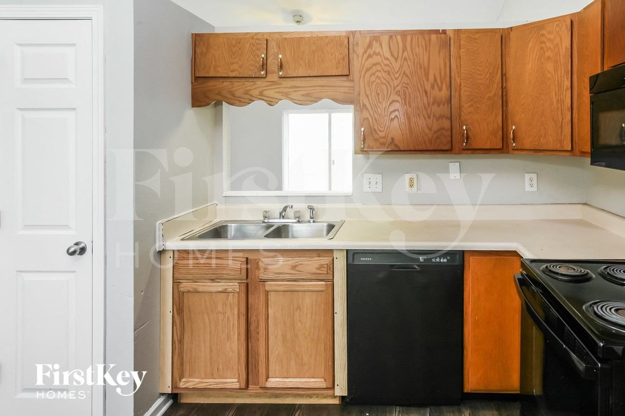 2635 Lullwater Ln - Photo 6 of 15