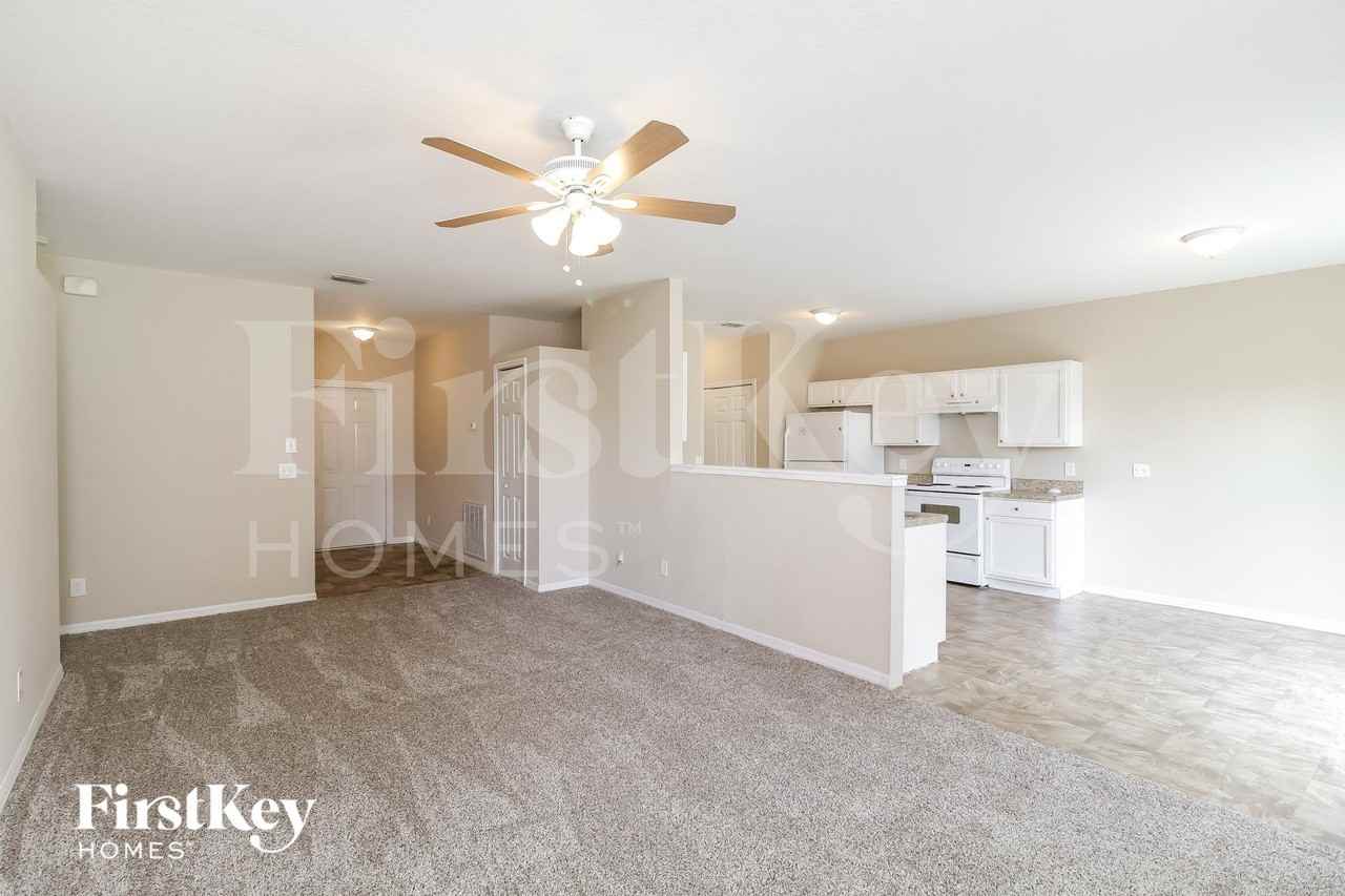 2067 N Chamberlain Blvd - Photo 2 of 15