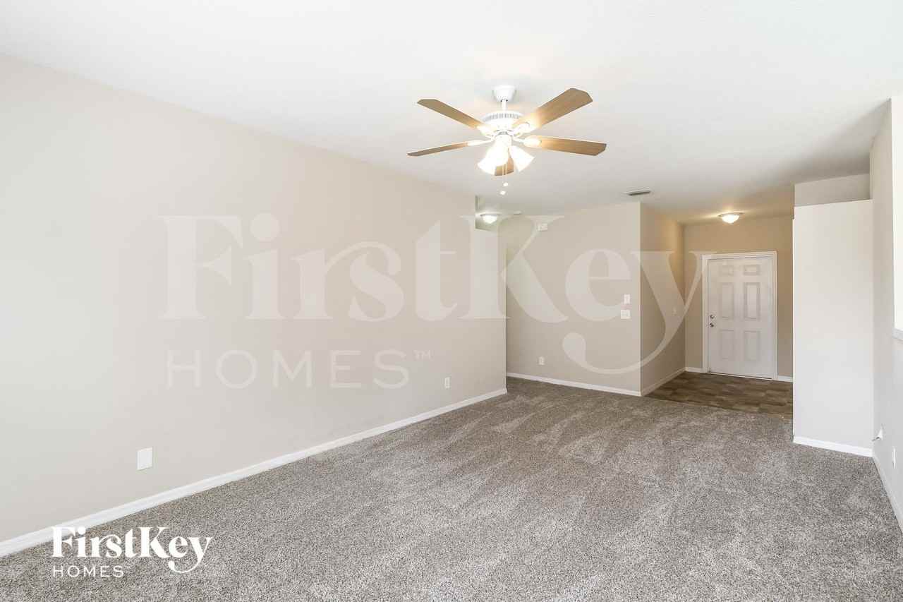 2067 N Chamberlain Blvd - Photo 4 of 15