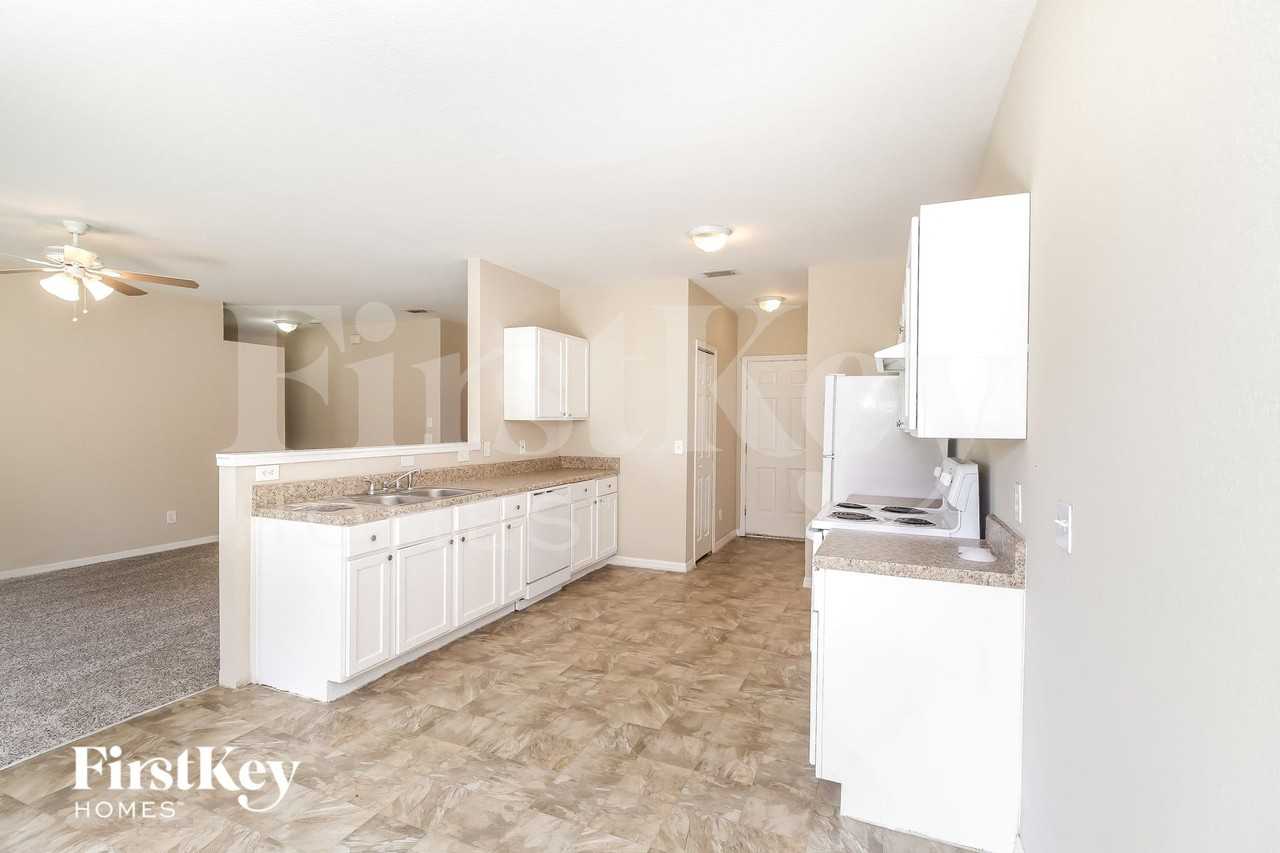 2067 N Chamberlain Blvd - Photo 5 of 15