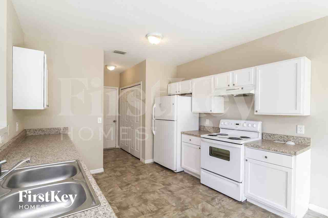2067 N Chamberlain Blvd - Photo 6 of 15