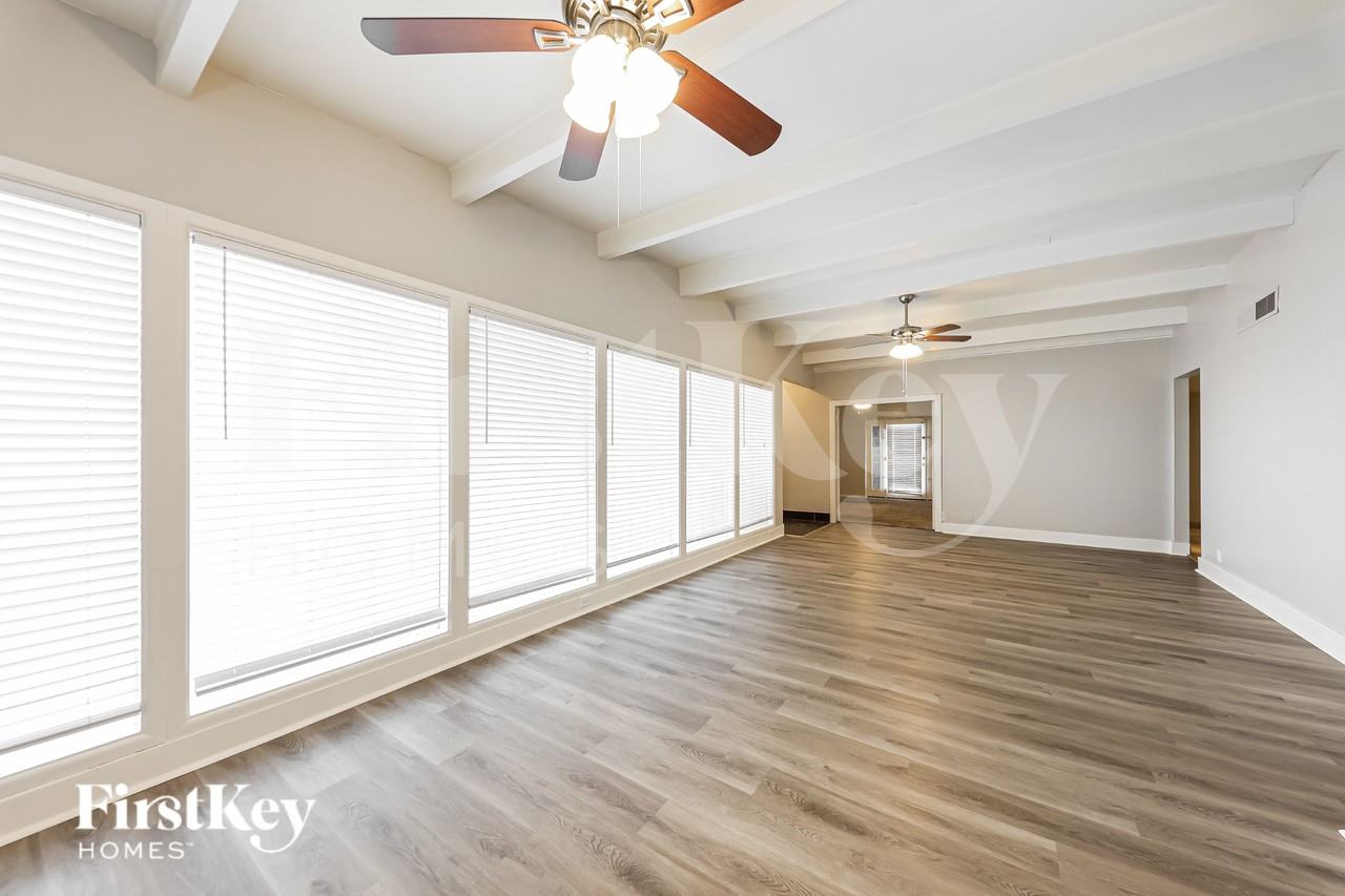 2028 W Schell Dr - Photo 4 of 19