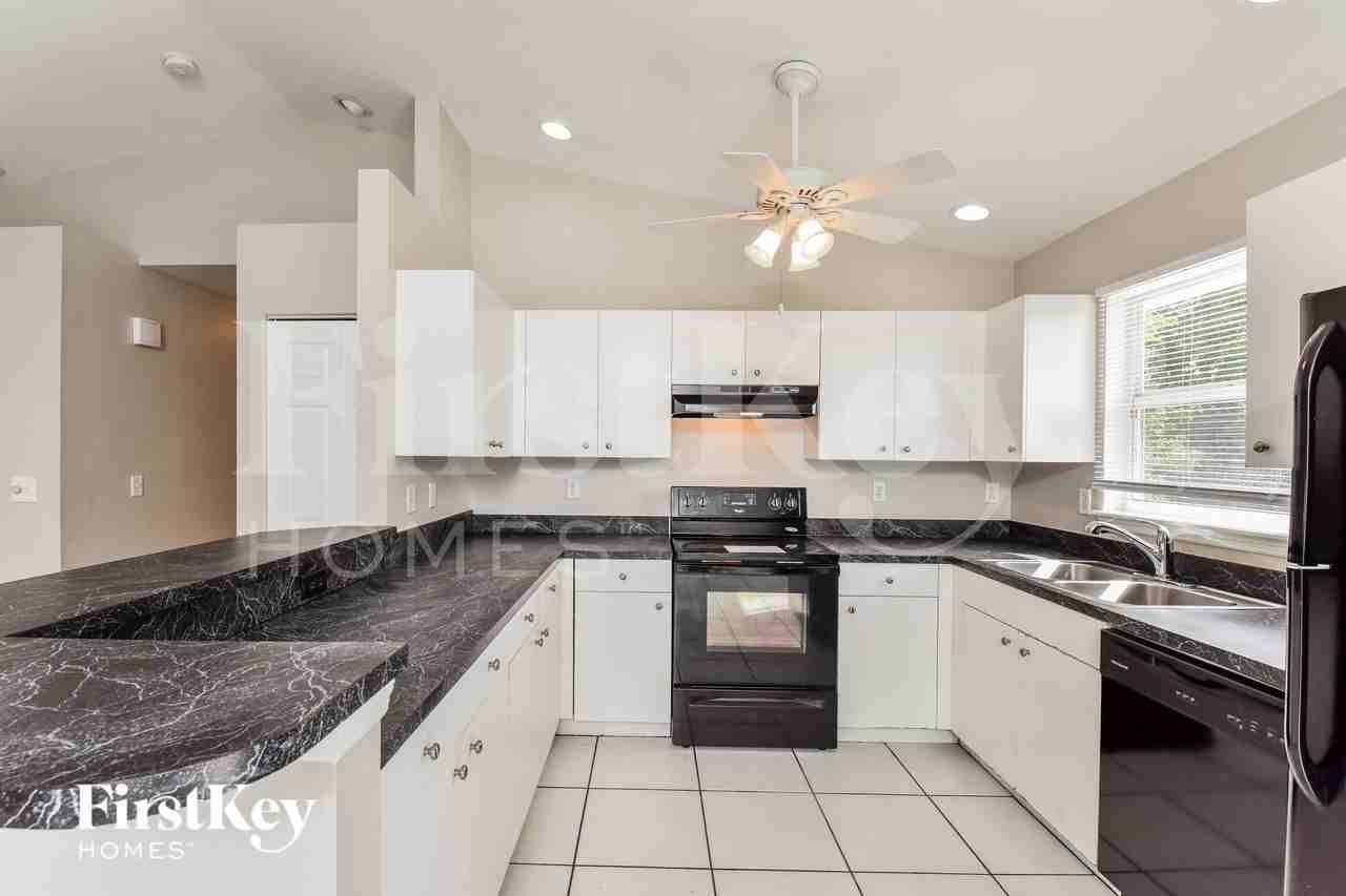19039 Coconut Rd - Photo 7 of 15