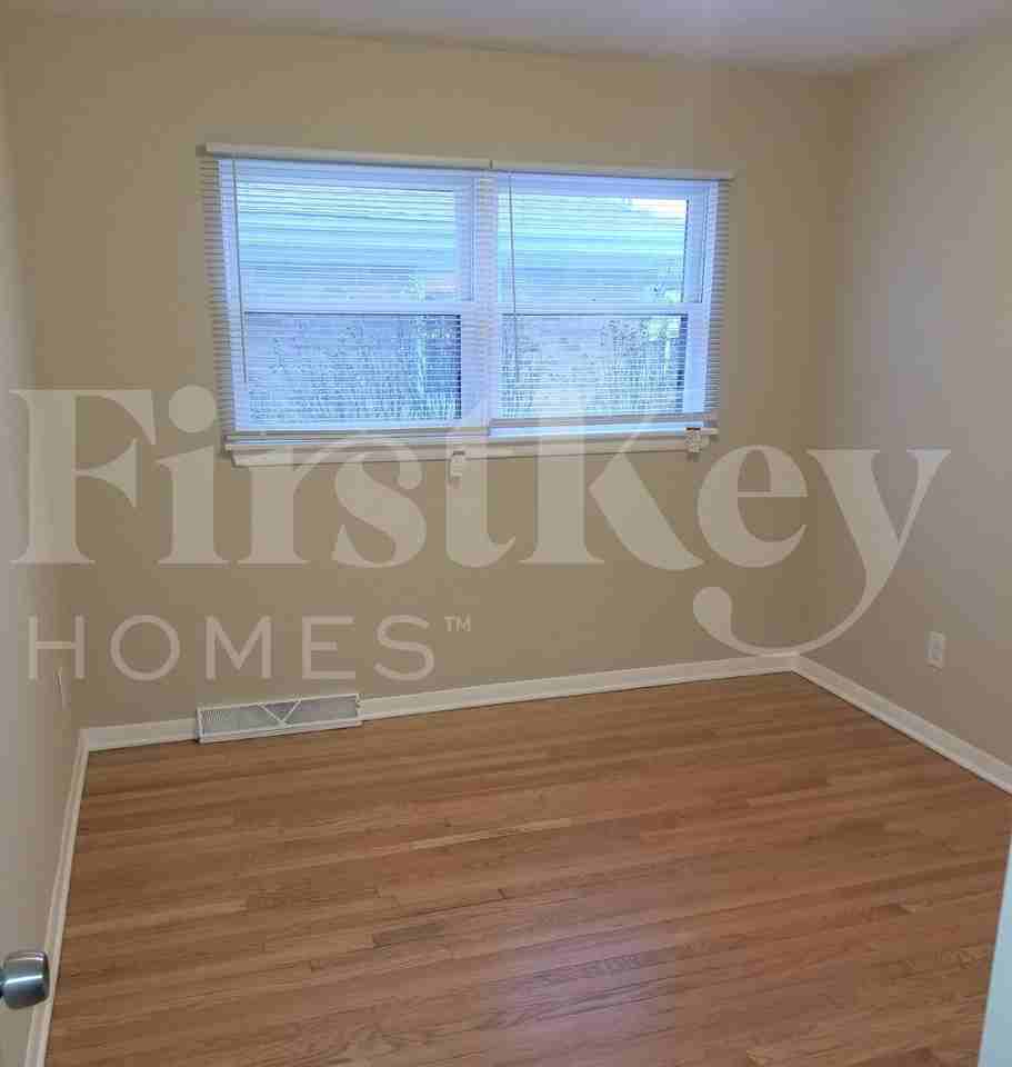 1526 Mandel Ave - Photo 6 of 10