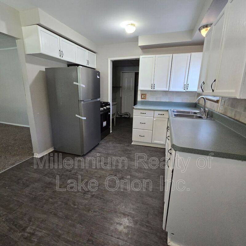 749 Stanley Ave - Photo 4 of 19