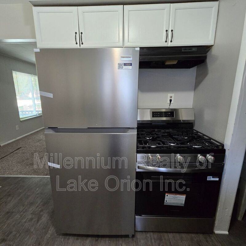 749 Stanley Ave - Photo 5 of 19