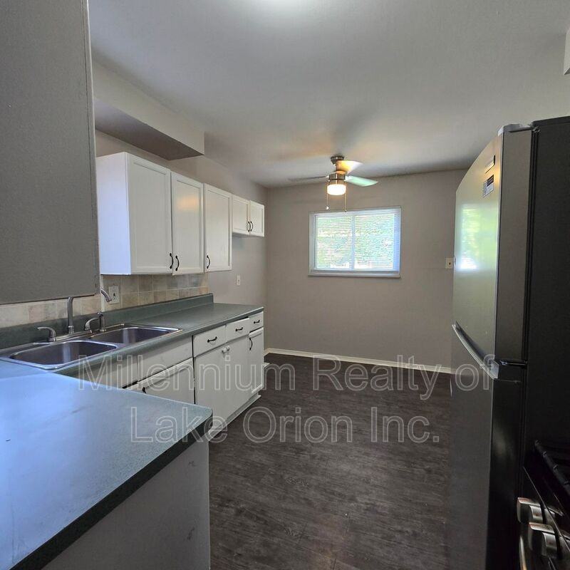 749 Stanley Ave - Photo 6 of 19