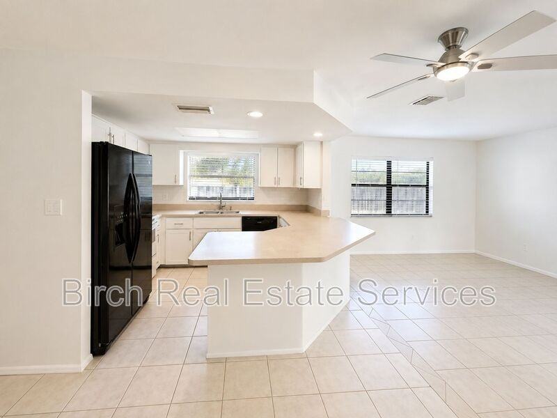 1326 Calamondin Dr - Photo 4 of 17