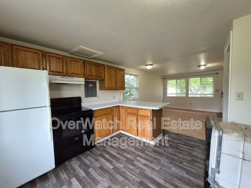 1604 Elmendorf Dr - Photo 3 of 8