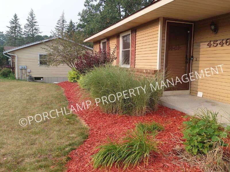 4546 Sarafield St Ne - Photo 3 of 22