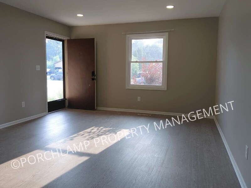 4546 Sarafield St Ne - Photo 5 of 22