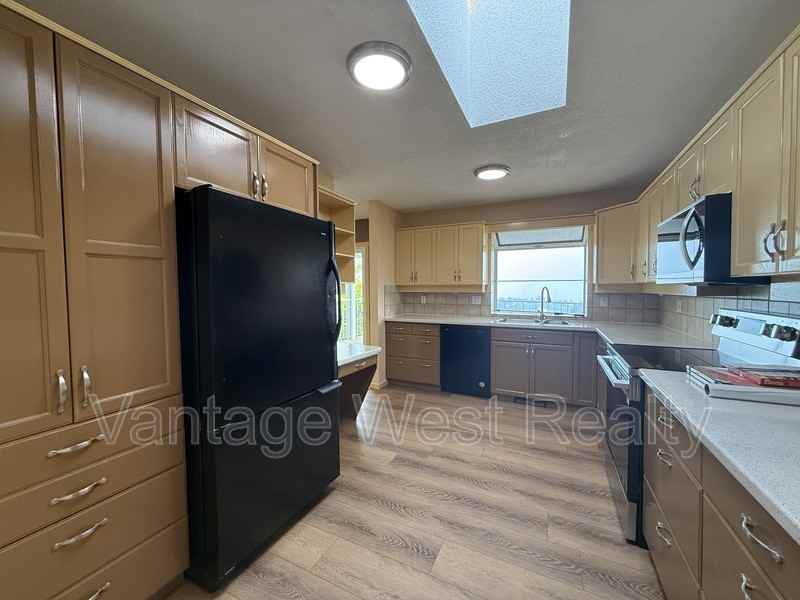 1153 Trevor Dr - Photo 4 of 26